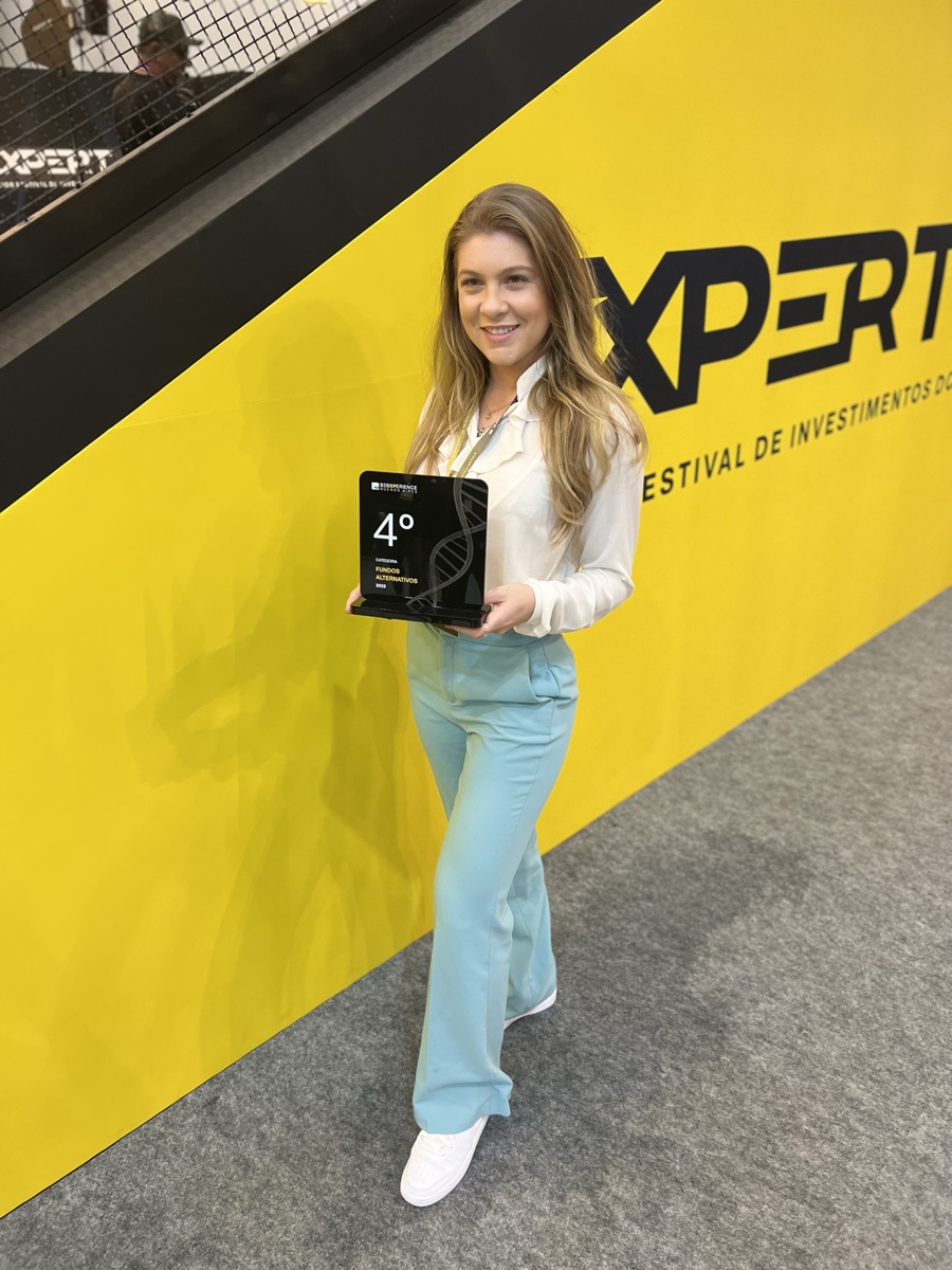 Ana Luiza Ruhland Sada com o troféu de 4º lugar em Fundos Alternativos